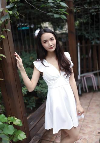 Date the member of your dreams: pretty Thai member Hui